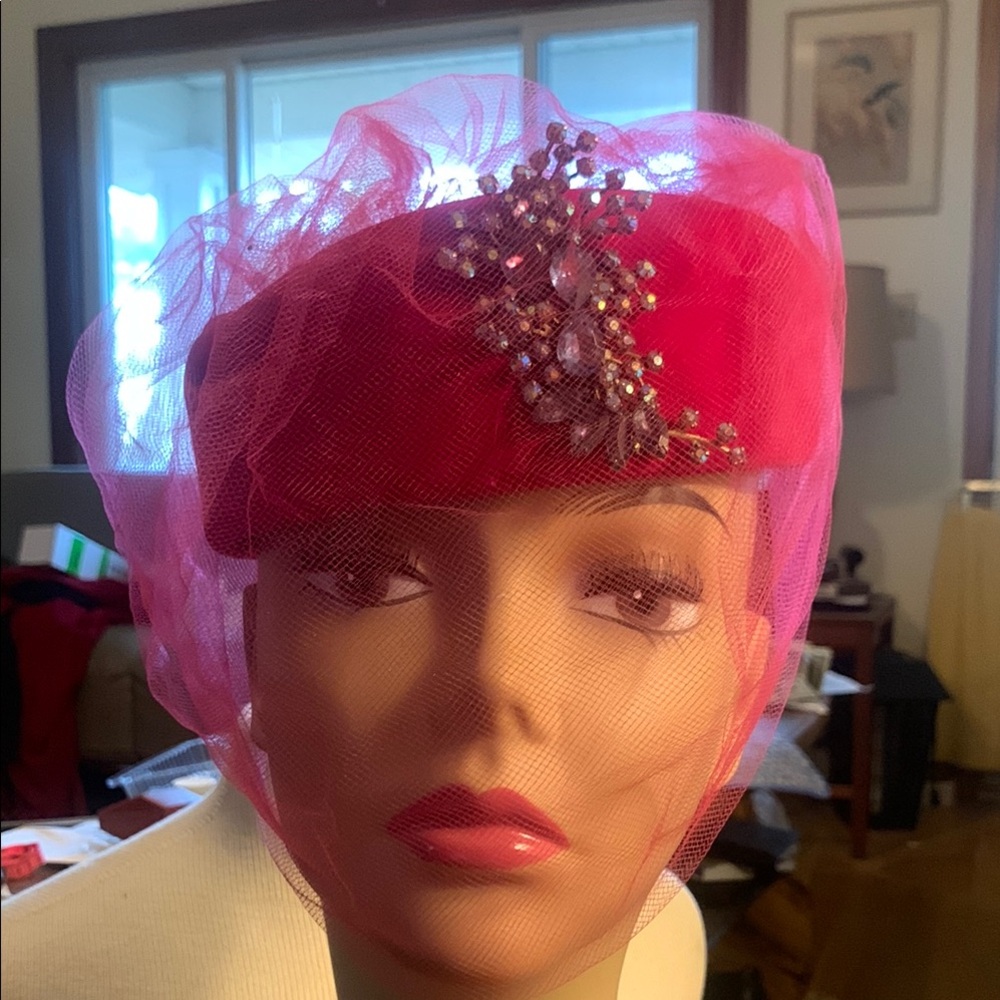 60’s VEILED MAGENTA PINK VELVET PULLBOX HAT WITH BROOCH EMBELLISHMENT